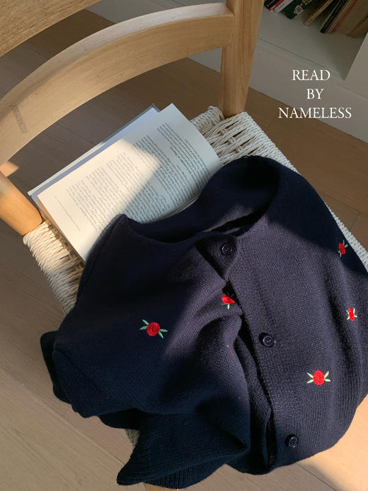 Read Nameless /韩国藏青色羊毛小红花毛衣+洗旧加绒休闲牛仔裤 2024/10/26 商品图6