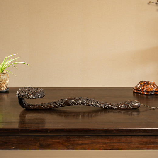 清中期 紫檀满雕人物太平有象大如意 商品图0