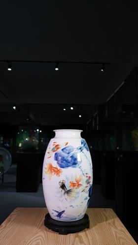 青花瓷雕釉上彩金玉满堂赏瓶