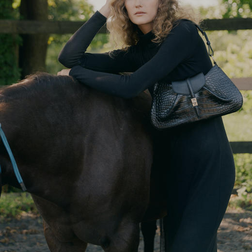 【秋冬新款】品牌直发 APEDE MOD 时尚新中式麂皮鳄鱼纹牛皮方锁马鞍包单肩腋下包 商品图3