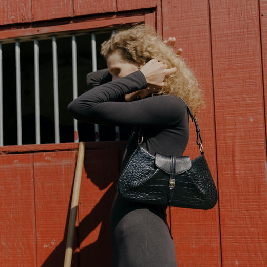 【秋冬新款】品牌直发 APEDE MOD 时尚新中式麂皮鳄鱼纹牛皮方锁马鞍包单肩腋下包 商品图5