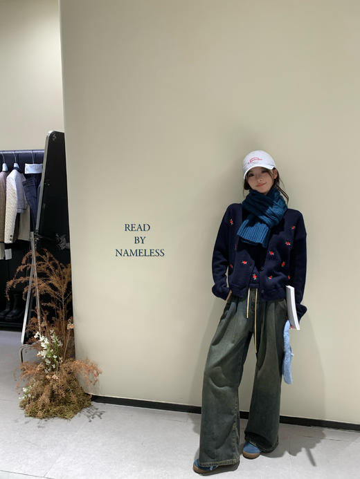 Read Nameless /韩国藏青色羊毛小红花毛衣+洗旧加绒休闲牛仔裤 2024/10/26 商品图13