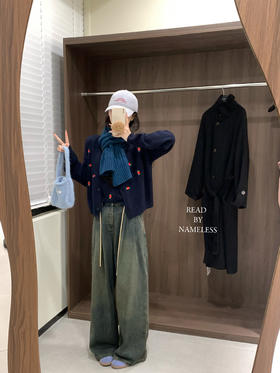 Read Nameless /韩国藏青色羊毛小红花毛衣+洗旧加绒休闲牛仔裤 2024/10/26