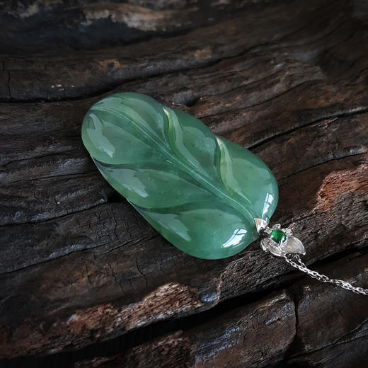 【天然正品】A货翡翠AU750白金镶天然冰种绿色叶子翡翠（金枝玉叶）吊坠项链女士现售价：4680！230924NJM17 商品图4