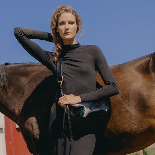 【秋冬新款】品牌直发 APEDE MOD 几何锁扣头层牛皮云朵流苏包单肩斜挎包 商品图1