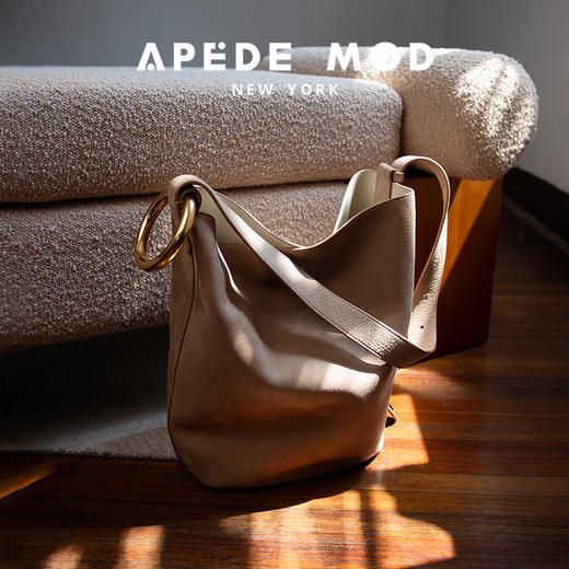 【赵露思同款】品牌直发 APEDE MOD 秋冬新款大容量头层牛皮水桶包 中号软花桶包单肩斜挎包 商品图4