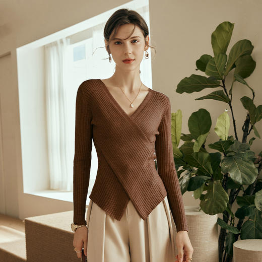 
OLrain欧芮儿纯色V领毛衣女秋季2024年新款修身不规则套头针织衫 商品图1