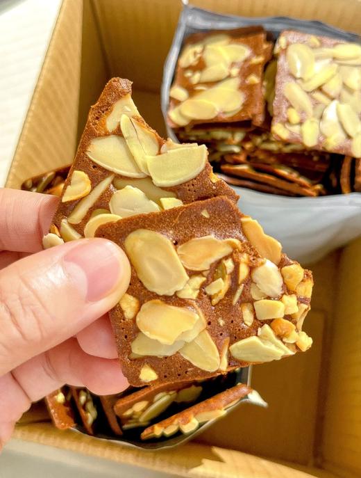 【甜原柿吉布朗尼脆片】 🍫黑巧微苦+🥥椰子清香！！ 10% 扁桃仁和5%腰果仁❗️ 料多到溢出来 1毫米厚的一片，每一片都洒满了坚果 商品图6