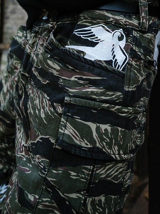 STA2024秋冬款星标小队双燕虎纹迷彩长裤 商品图4
