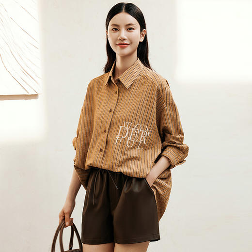 玳莎宽松慵懒风衬衫女2024年秋冬新款时尚叠穿绣花条纹落肩袖上衣  ED31302 商品图2