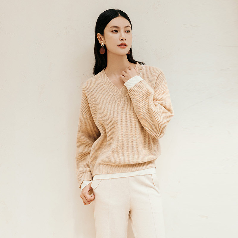 玳莎秋冬新款100%纯羊毛V领针织衫撞色设计感宽松毛衣上衣  ED33313