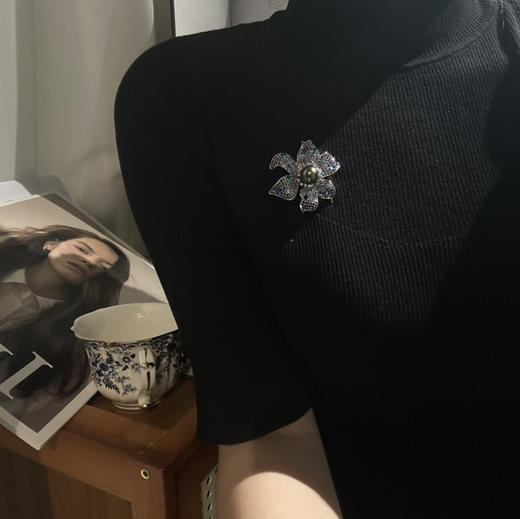 精工，好漂亮的一只孔雀绿胸针，约11mm的珍珠，海水大溪地孔雀绿 商品图1