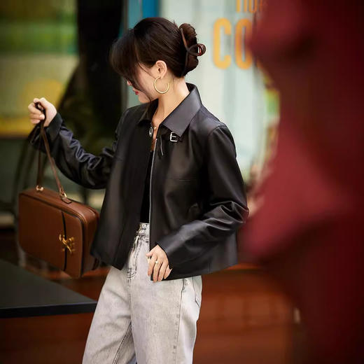 【自lm】全新升级【铂金会员735/天猫989/差价254】(02957) 洛诗琳新款柔软头层绵羊皮简约皮衣女直筒真皮短外套 商品图3