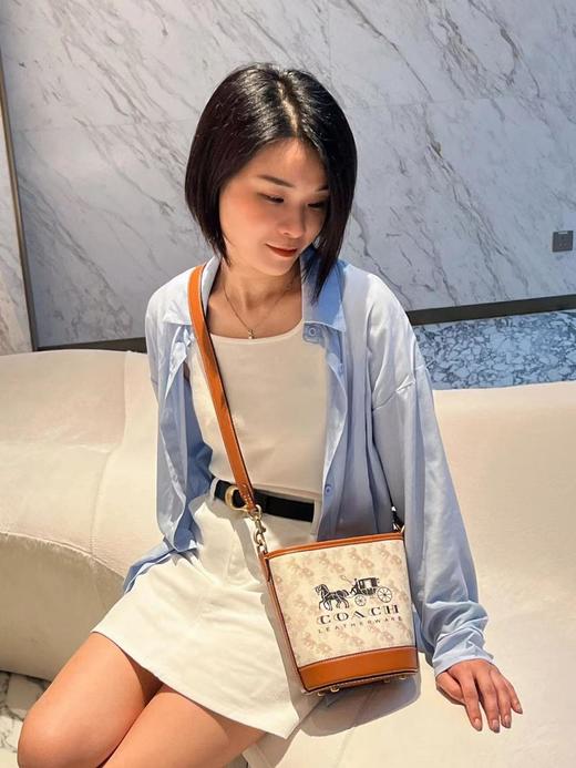 蔻驰Dakotah16字母单肩斜挎包（SS） 商品图3