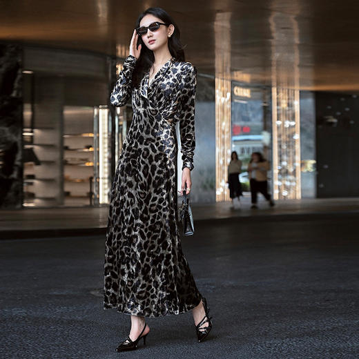 【顺丰包邮】01426 洛诗琳法式轻熟风复古收腰显瘦豹纹V领连衣裙8380 商品图0