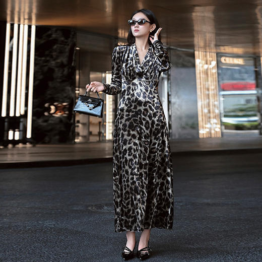 【顺丰包邮】01426 洛诗琳法式轻熟风复古收腰显瘦豹纹V领连衣裙8380 商品图1