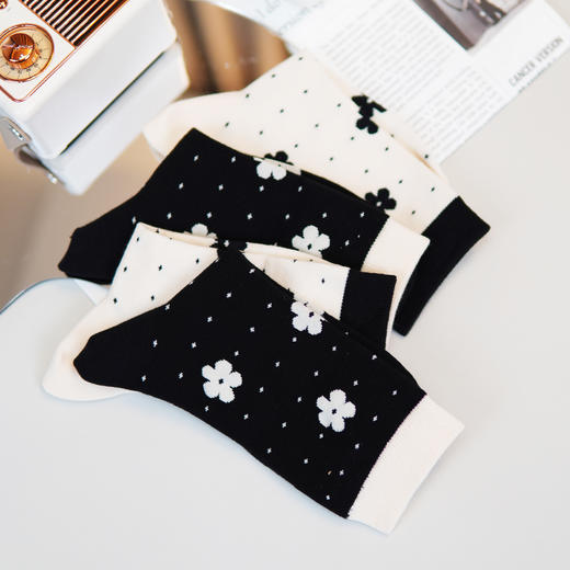 【59元3双】【1双装】女丨碎花圆点时尚女袜中长筒黑白袜子四季棉袜女士袜子棉袜【2412518】 商品图0