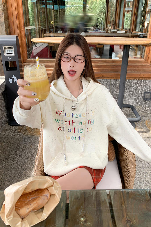 <曾小咸推荐>学院风彩色字母浅杏色休闲连帽卫衣 商品图5