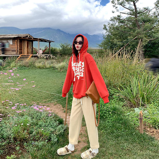 <曾小咸推荐>加绒港风红色字母宽松连帽卫衣 日常189.99/件 立减100 秒杀89.99/件！！ 商品图2