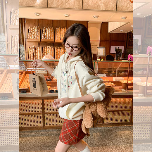 <曾小咸推荐>学院风彩色字母浅杏色休闲连帽卫衣 商品图3