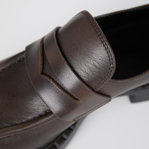 ROMI STUDIO“复古英伦”擦色小牛皮拼羊皮厚底乐福鞋 RW24LP30468 商品图3