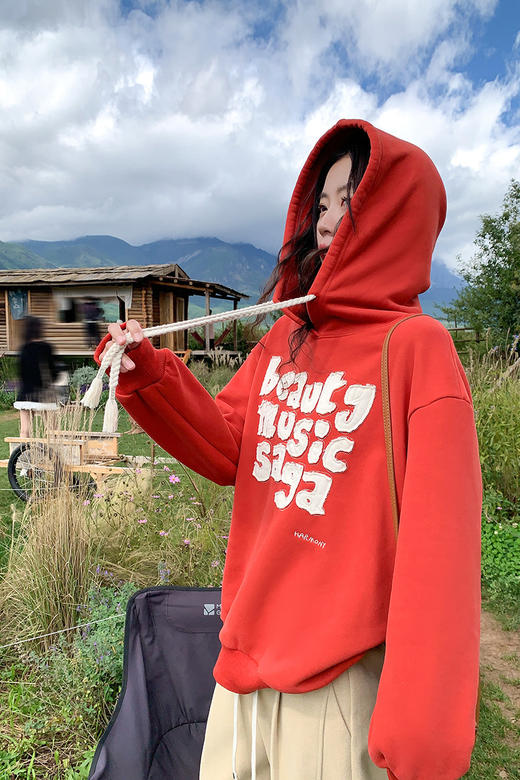 <曾小咸推荐>加绒港风红色字母宽松连帽卫衣 日常189.99/件 立减100 秒杀89.99/件！！ 商品图5