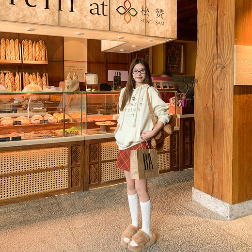 <曾小咸推荐>学院风彩色字母浅杏色休闲连帽卫衣 商品图4