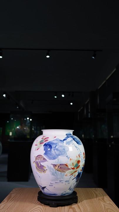 青花瓷雕釉上彩祥龙献瑞赏瓶 商品图0