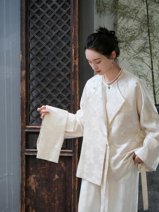 盛唐牡丹| 浅香槟色桑蚕丝配围巾外套 商品图1