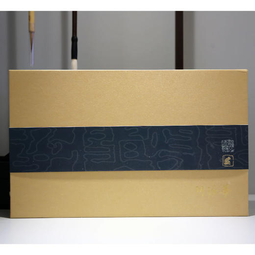 羽诗制造出品 蔡超衍生真丝桑蚕丝橄榄绿印章男士长巾礼盒套装 商品图4