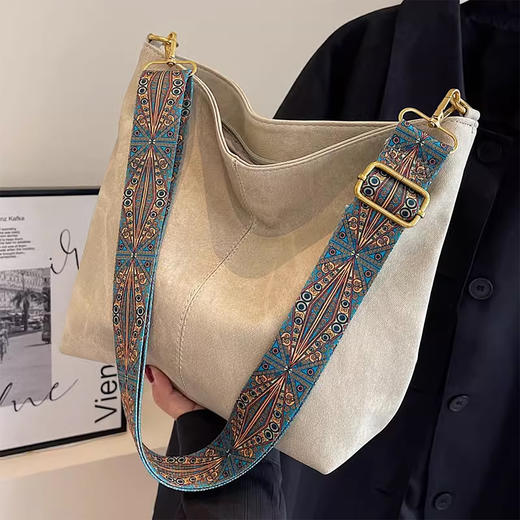 Safiya/索菲娅2024 粗肩带轻便水桶包大容量女士单肩斜挎包 SF42215262 商品图3