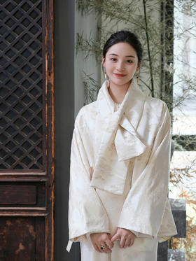 盛唐牡丹| 浅香槟色桑蚕丝配围巾外套