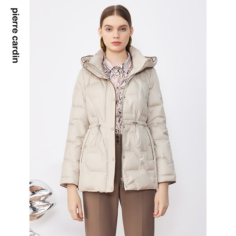 皮尔卡丹女装羽绒服冬季新款浅米色收腰连帽鸭绒外套P3493Y3404M1
