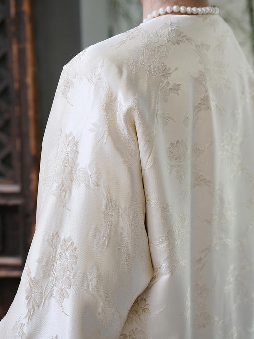 盛唐牡丹| 浅香槟色桑蚕丝配围巾外套 商品图3