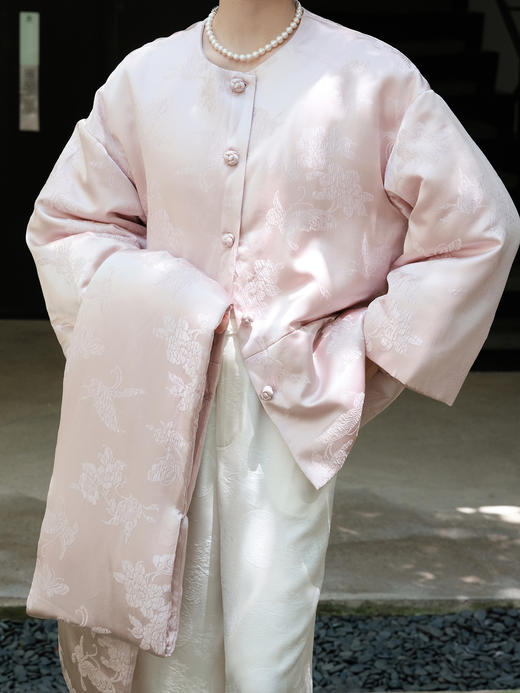 盛唐牡丹|银粉色冠乐绉蝶恋花棉服 (配围巾) 商品图4