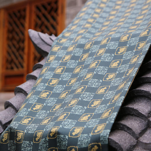 羽诗制造出品 蔡超衍生真丝桑蚕丝橄榄绿印章男士长巾礼盒套装 商品图1