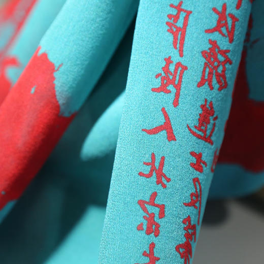 羽诗制造出品 蔡超衍生四季款百搭真丝桑蚕丝方巾长巾礼盒套装 商品图5