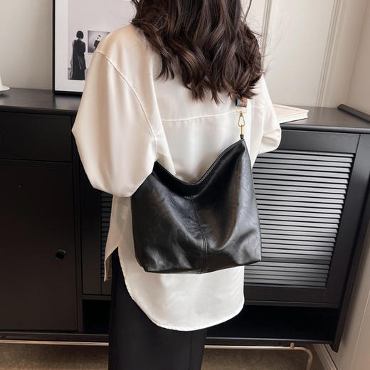 Safiya/索菲娅2024 粗肩带轻便水桶包大容量女士单肩斜挎包 SF42215262 商品图0