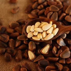 【一周发一次】【野生红松松子】自然的馈赠，健康的美味 纯天然生长 纯人工采摘远离农药化肥的污染，每一颗松子都是大自然的杰作 精选特大颗粒的松子，每斤仅有 850 颗大果