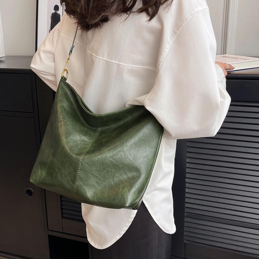 Safiya/索菲娅2024 粗肩带轻便水桶包大容量女士单肩斜挎包 SF42215262 商品图4