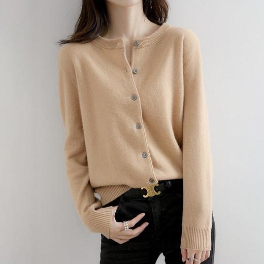 【绒叶依品针织圆领小开衫】15色可选,修饰身 材比例,松而有度,气质干净,落落大方,适度松 分享 量,上身没有负担感 商品图3