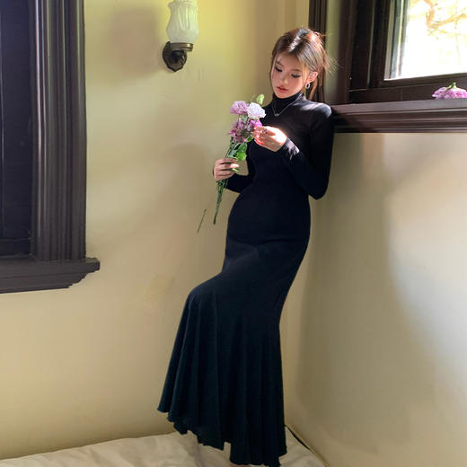 西遇长款半高领连衣裙女冬季新款鱼尾裙时尚修身显瘦黑长裙SS141274 商品图3