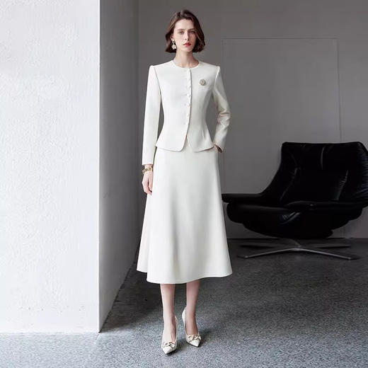 IWY/时尚米白色职业西装套裙女演讲主持上镜正装职业女裙套装涤纶外套C2040+S2102 商品图1