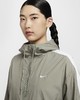 Nike 耐克Sportswear Classic Wovens 女子宽松连帽夹克防晒衣FV6299-320 商品缩略图3