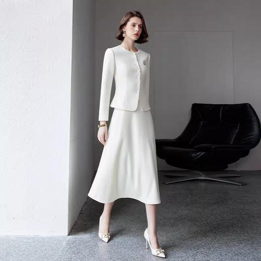 IWY/时尚米白色职业西装套裙女演讲主持上镜正装职业女裙套装涤纶外套C2040+S2102 商品图2