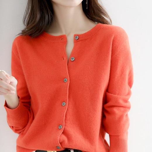 【绒叶依品针织圆领小开衫】15色可选,修饰身 材比例,松而有度,气质干净,落落大方,适度松 分享 量,上身没有负担感 商品图2