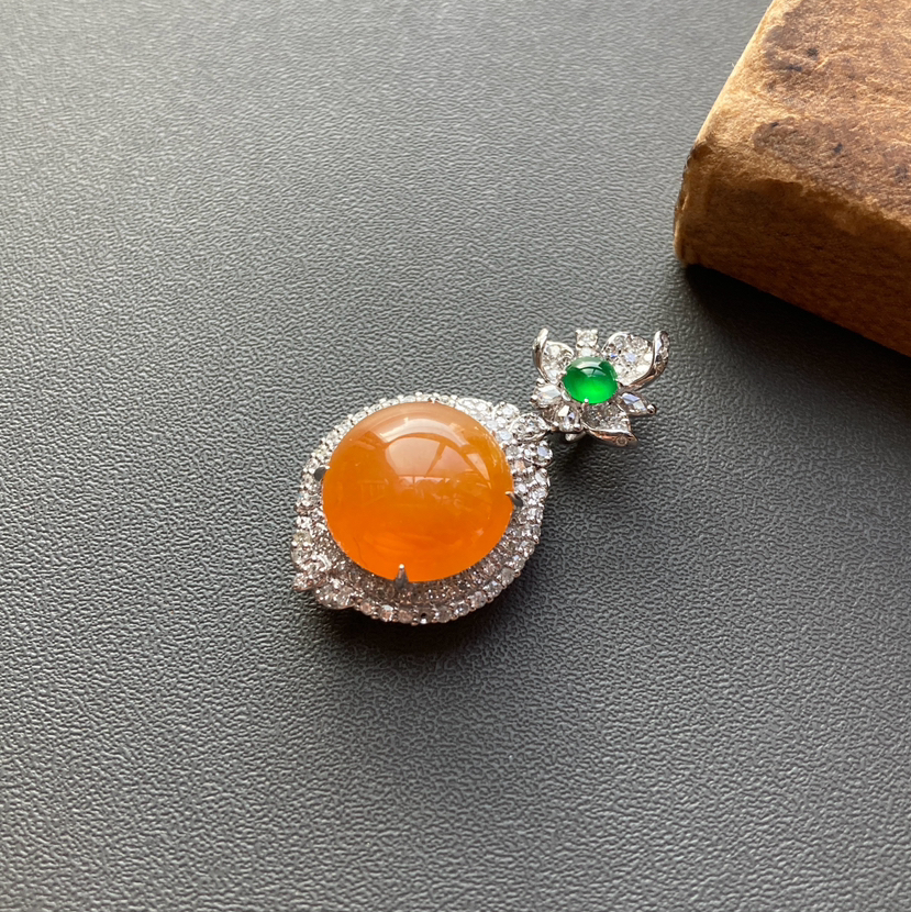 高冰种黄翡大蛋面吊坠18k白金钻石镶嵌