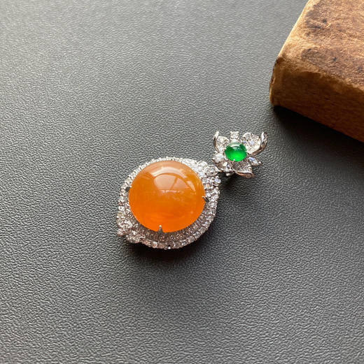 高冰种黄翡大蛋面吊坠18k白金钻石镶嵌 商品图0