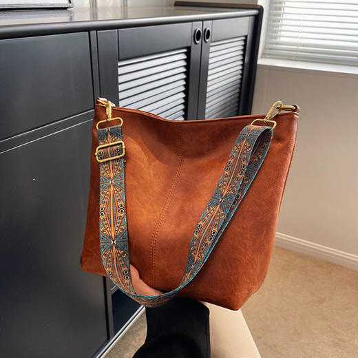 Safiya/索菲娅2024 粗肩带轻便水桶包大容量女士单肩斜挎包 SF42215262 商品图1