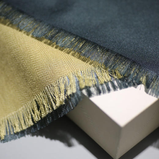 羽诗制造出品 蔡超衍生真丝桑蚕丝橄榄绿印章男士长巾礼盒套装 商品图2